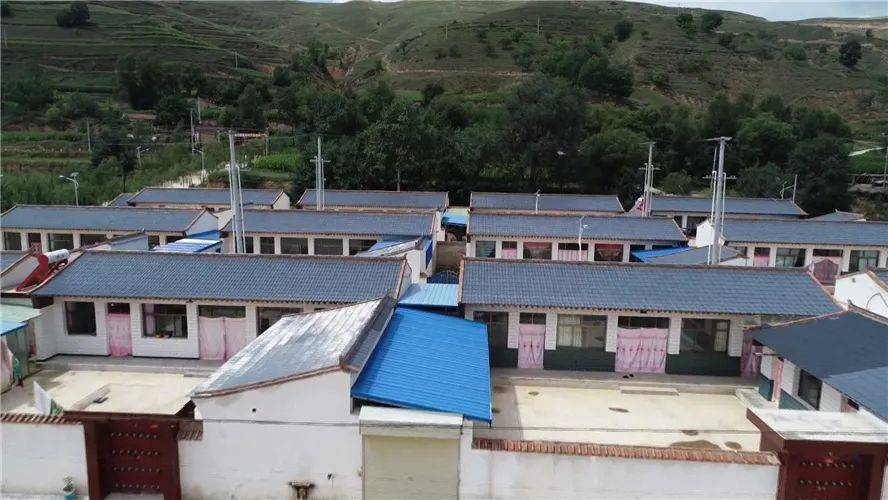 贫困的帽子扔掉沉旧的外裳自信地站起来让世人看看我们的新颜会宁变得