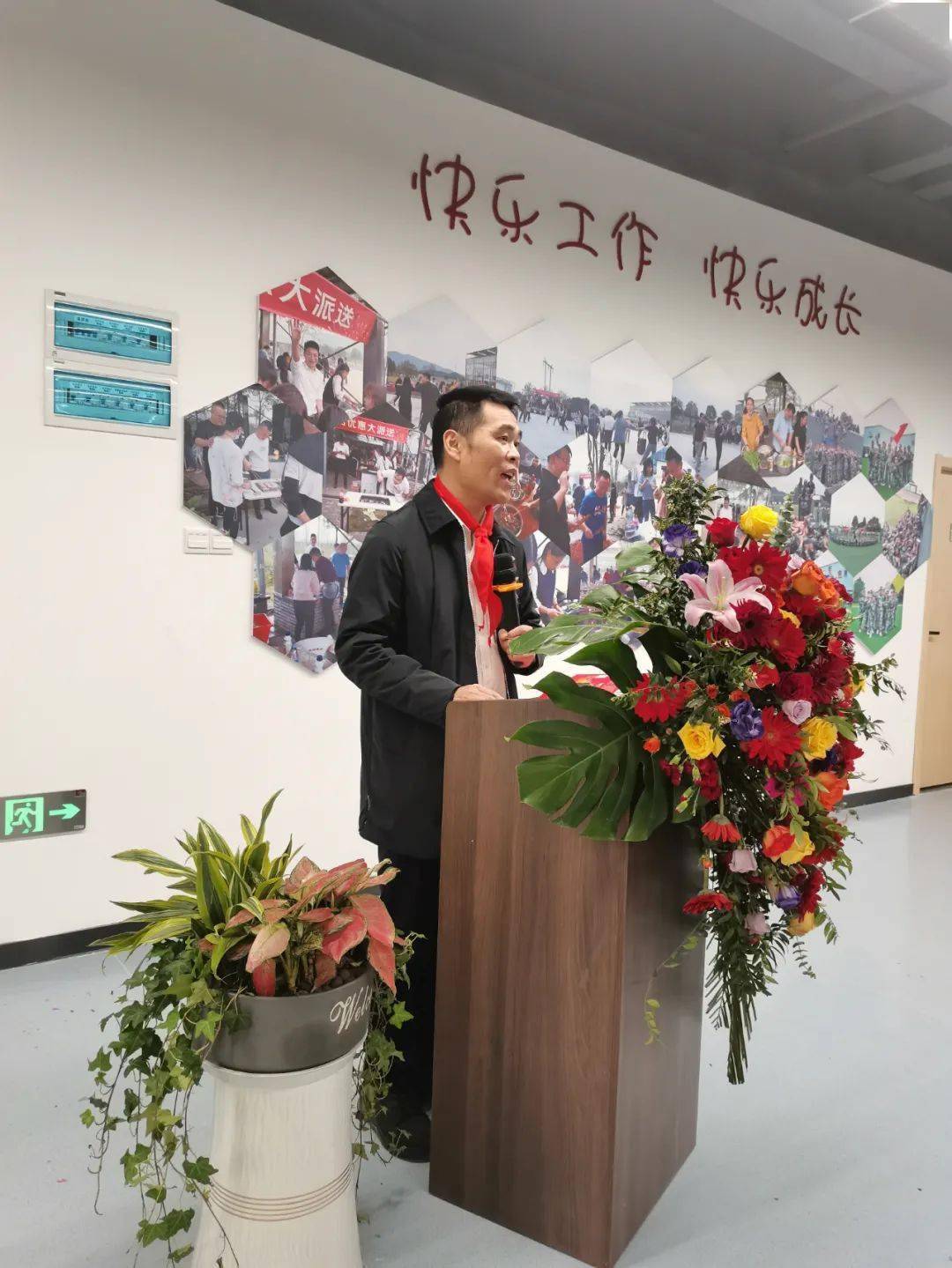 步步高之歌:为舞狮点睛舞狮结束后,集团王湘杰副总裁及江西赵震宇董事