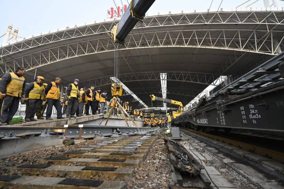 車站股道運用重點盯控站臺乘降組織保障旅客出行安全圍繞施工期間列車