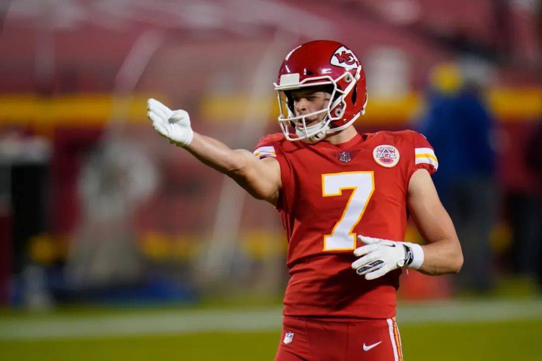 凯尔西创历史连续5赛季接球破千小马哥率领酋长击败野马提前锁定