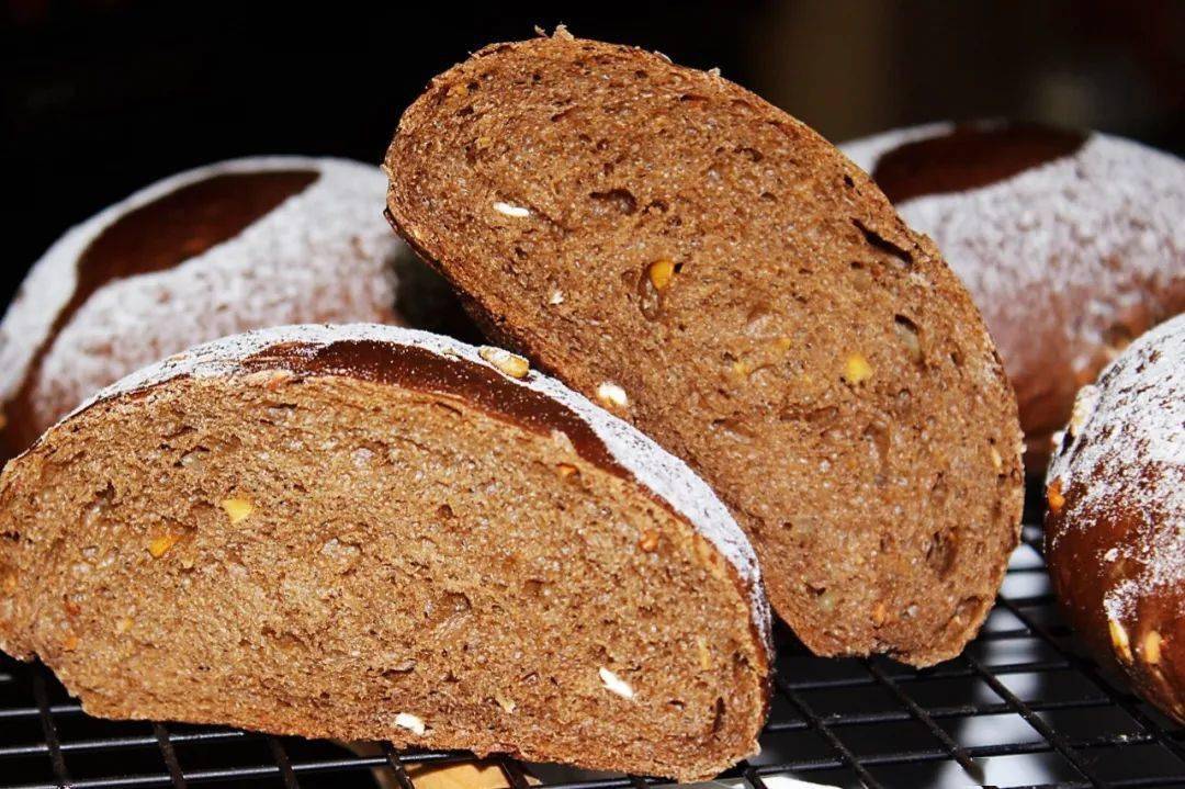 天然五谷黑麦面包