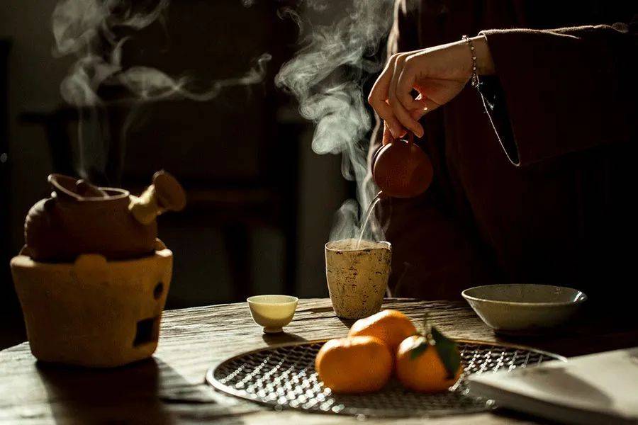 两个人喝茶静思的图片图片