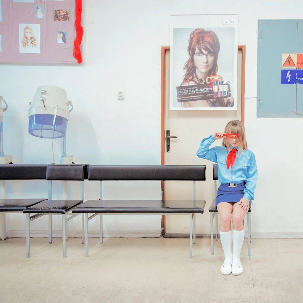 斯洛伐克摄影师mariasvarbova孤寂冷冽的超现实发廊