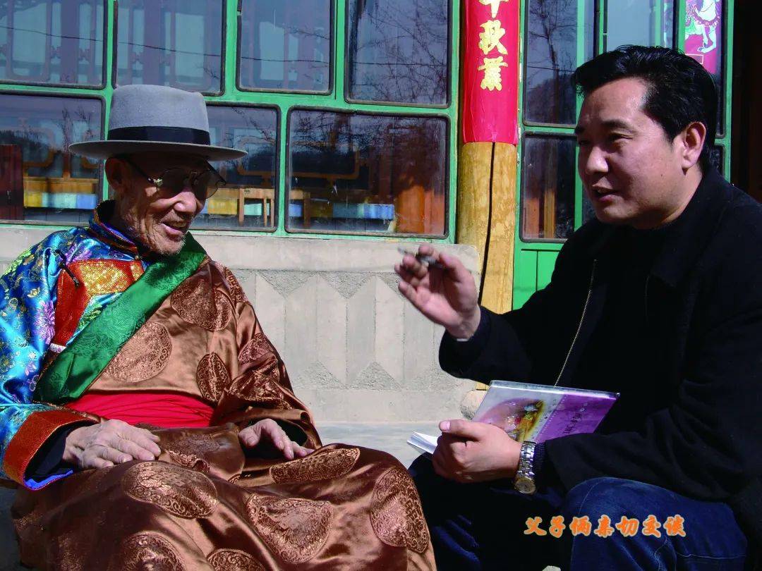 王国明将土族格萨尔介绍给全世界建功立业新时代