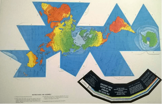 他將世界地圖投影到一個二十面體的表面,這個二十面體可以打開,成為