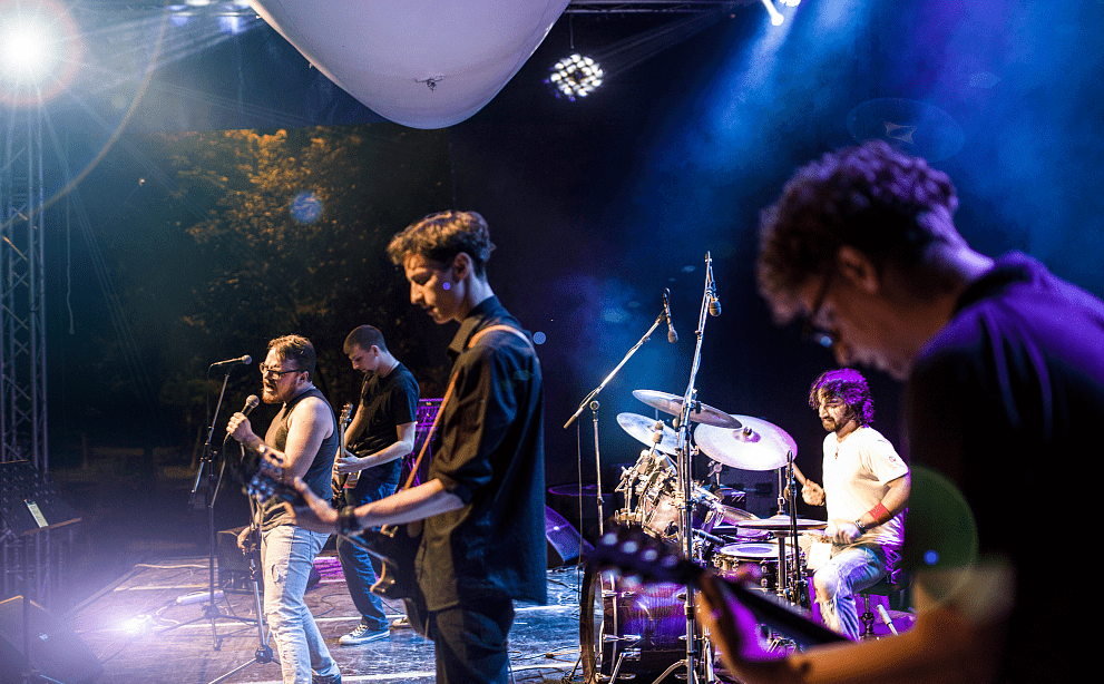 引起无数尖叫和疯狂时下热门歌曲引发全场大合唱超带感流行乐队现场