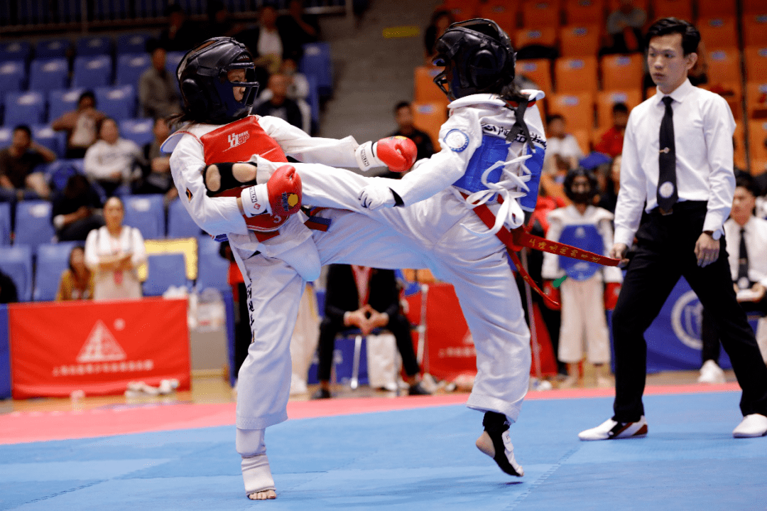 此外,跆拳道运动推崇"礼始礼终"的尚武精神,讲究未曾学艺先学礼,未曾