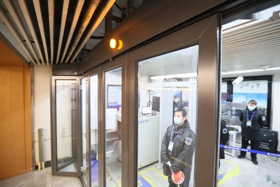 东单地铁站上新可远程操控智能门