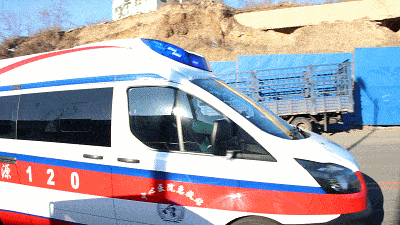 今日 辽源一面包车撞向电力车辆后