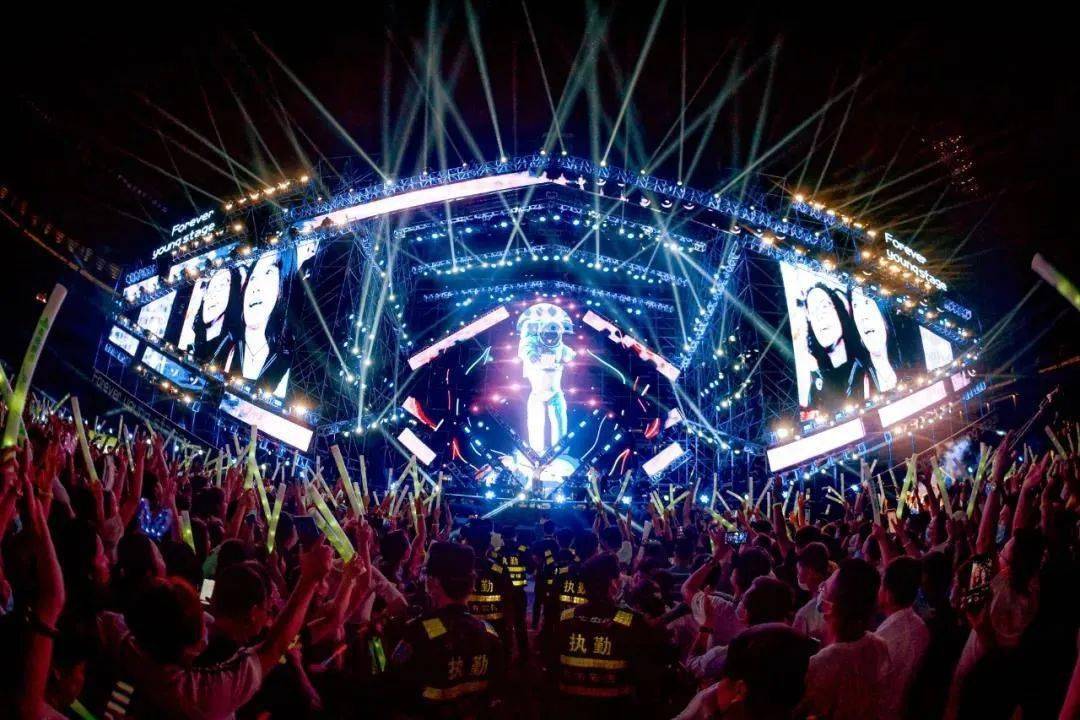 今天,《人民日报》整版关注海口"跨年狂欢季"新玩法!