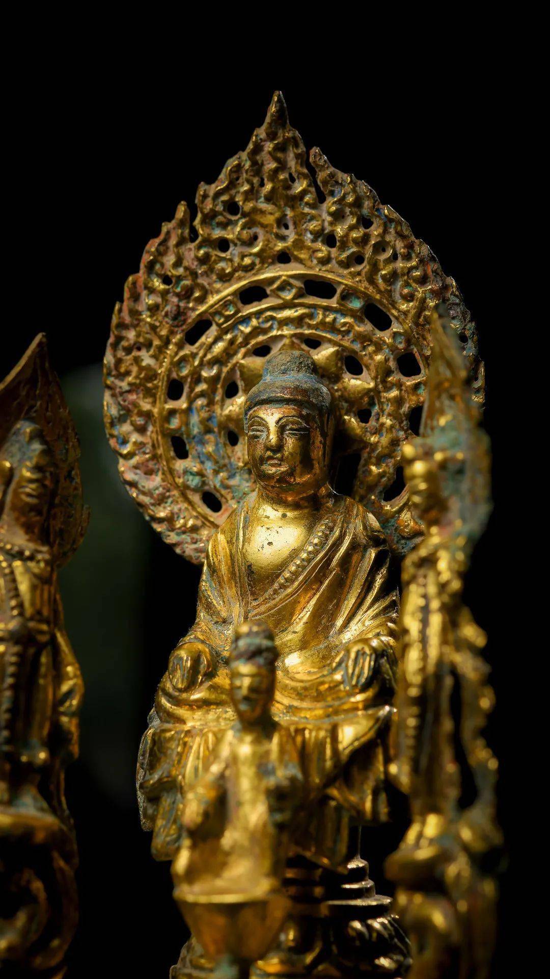 唐鎏金释迦牟尼双协侍菩萨造像赏析