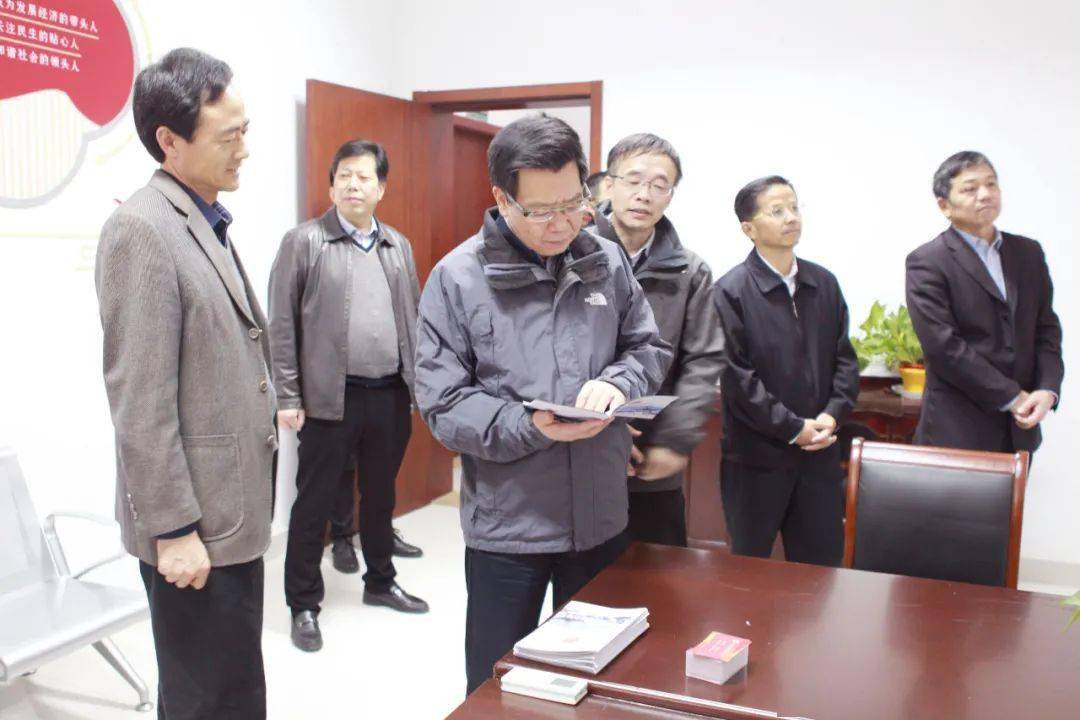 张伟一行实地察看了凤凰镇人大代表联系点(朱金龙代表工作室),凤凰