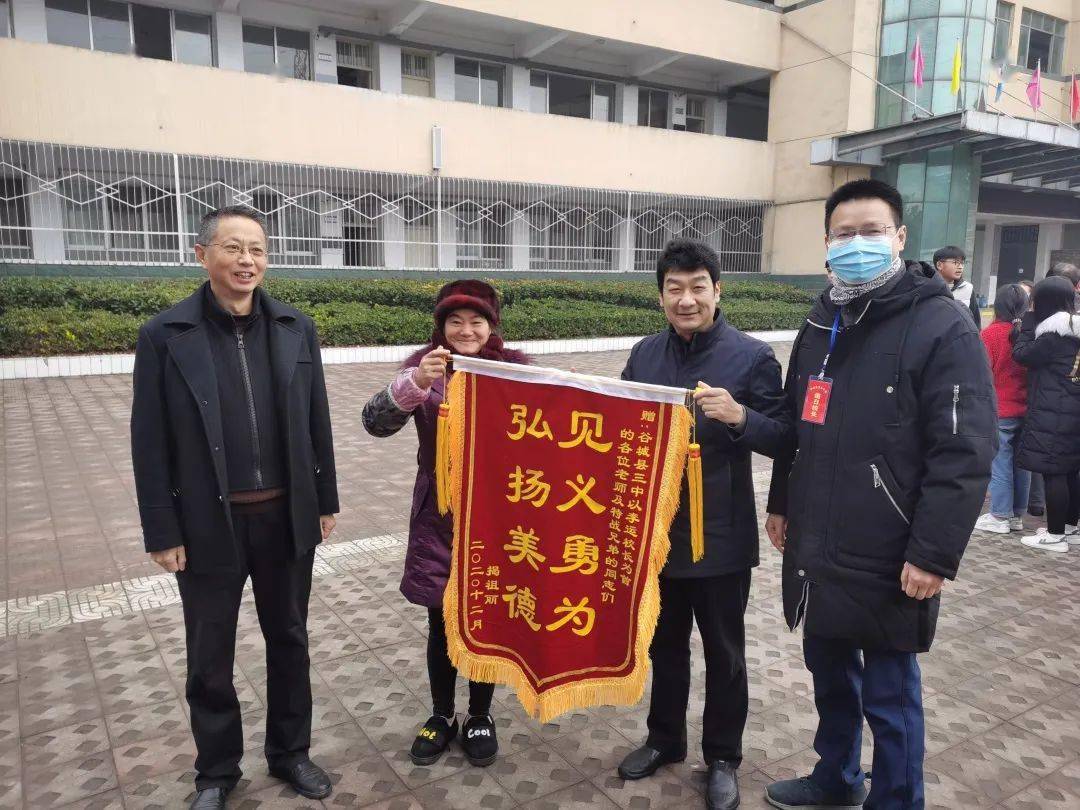 突发谷城县三中学校对面一私人楼房浓烟滚滚