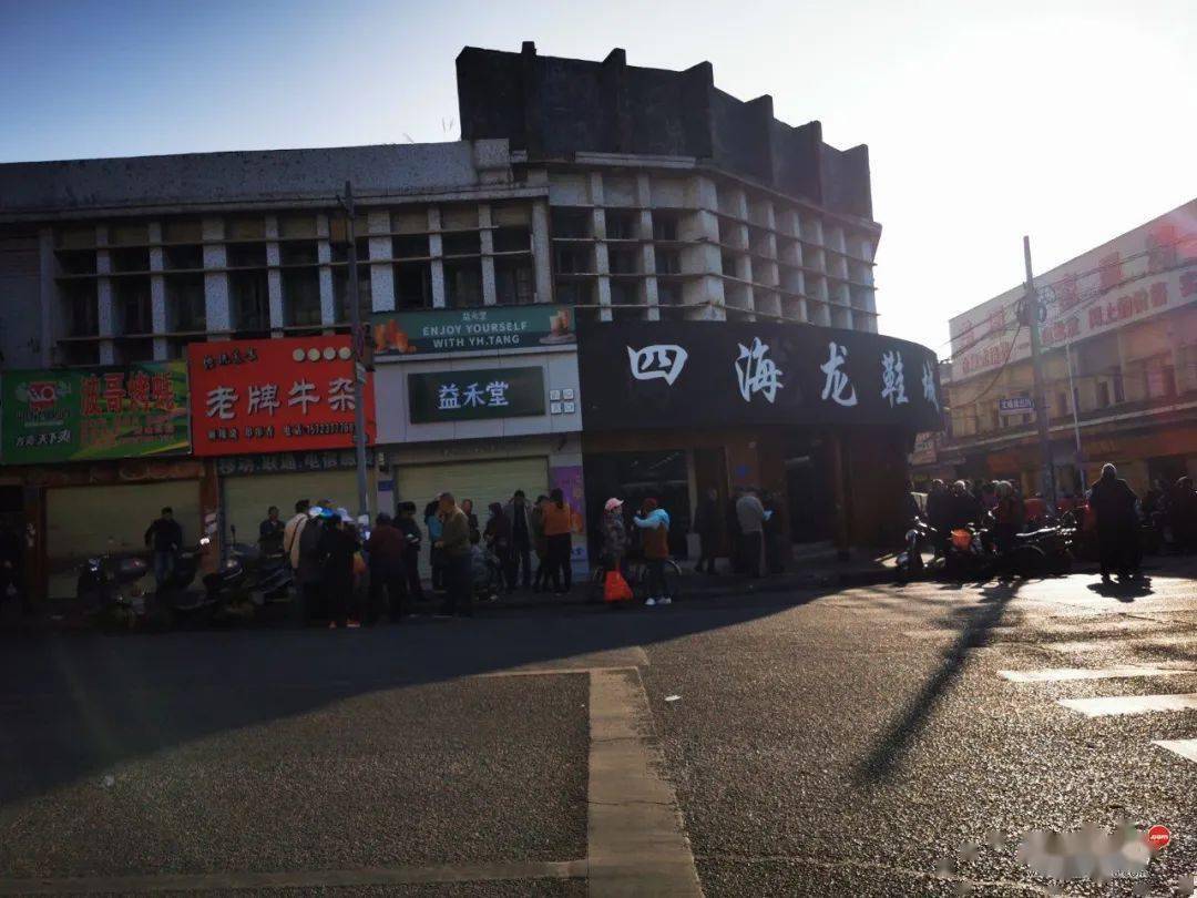 钦州一马路口,一到这个点众人扎堆!多数为老年人