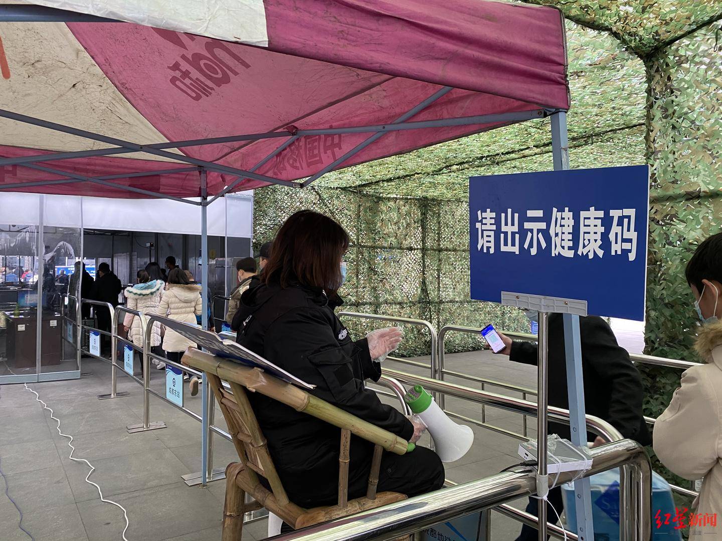 东站进站亮码测温通行车站每4小时全面消杀一次