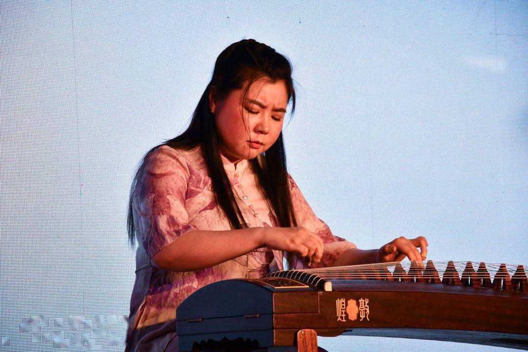 图说:古筝演奏家杨楠楠《乡韵》图说:青年歌唱家田欢,三好青年何厚伟