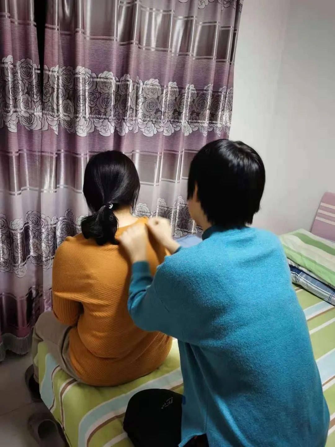 【感恩父母,付之行动】高二c部组织了以"为父母捶背揉肩"为主题的感恩