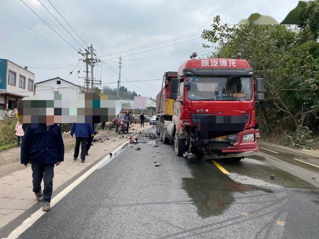安岳一辆小轿车与大货车相撞,一女士被卡在车里受伤严重!