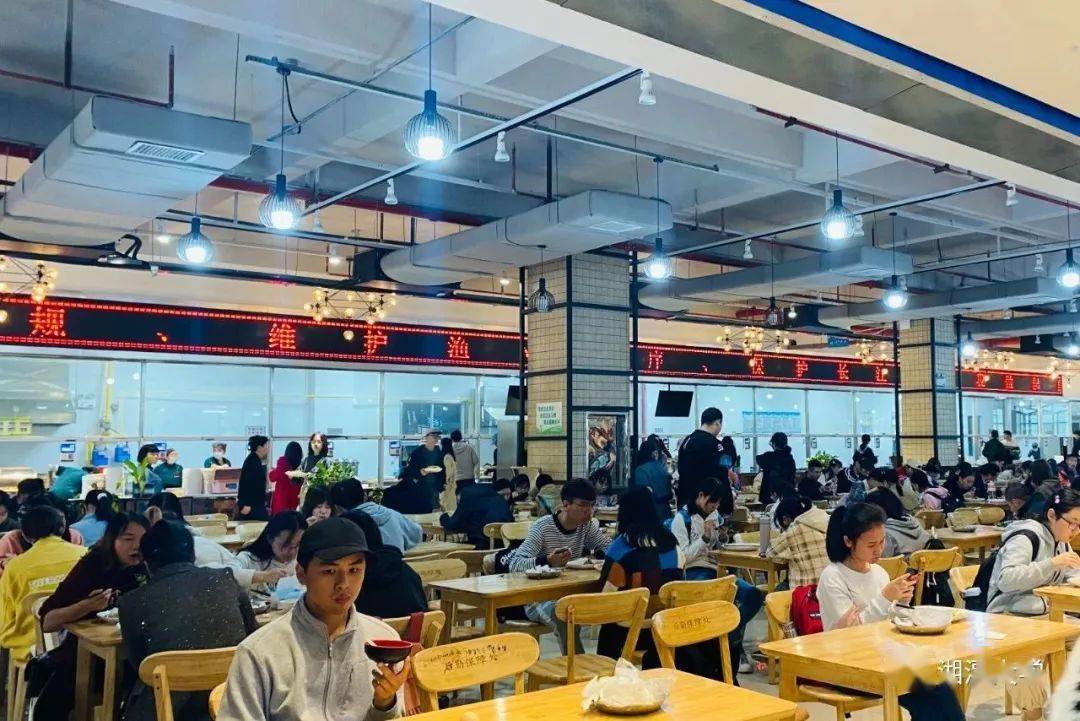 就在这一方食堂四年来萦绕不断的烟火气息是每个湘大人这部纪实纪录片