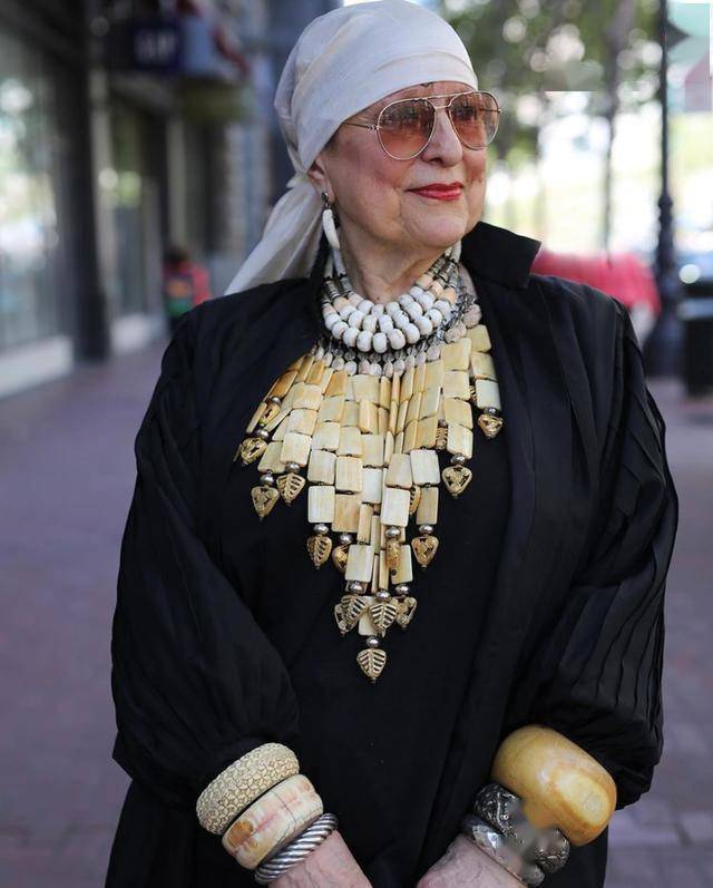 老奶奶们的时尚街拍不止潮流酷感更活力个性令人钦佩