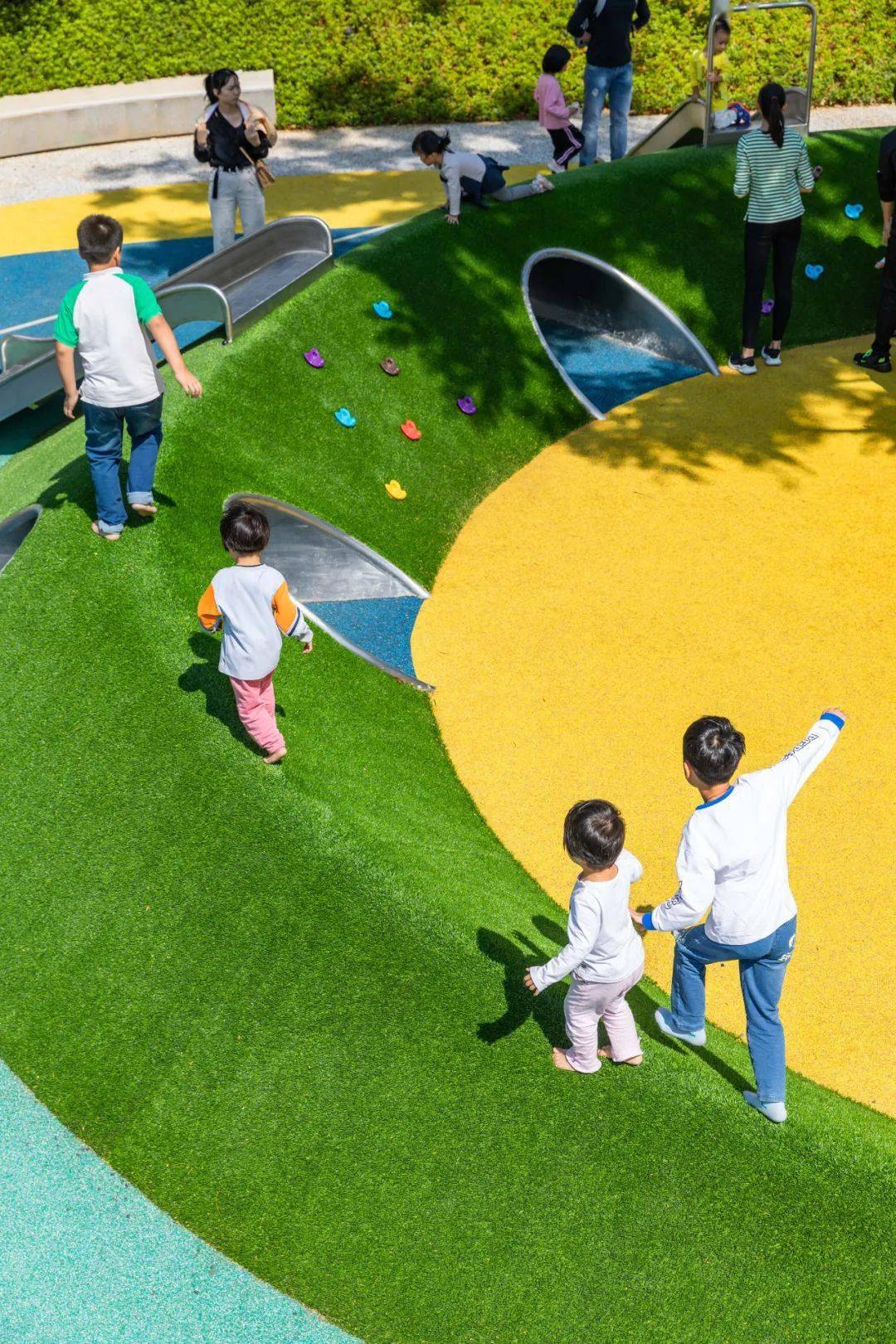 星云游乐场是这里颇受欢迎的儿童活动场地,地面铺装使用柔软舒适的