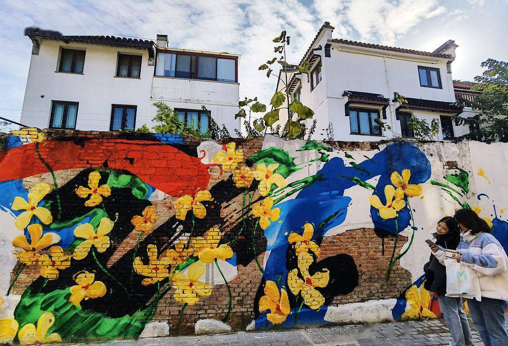 300余米巷道墙绘,100 不同国家语言符号组成的爱墙.