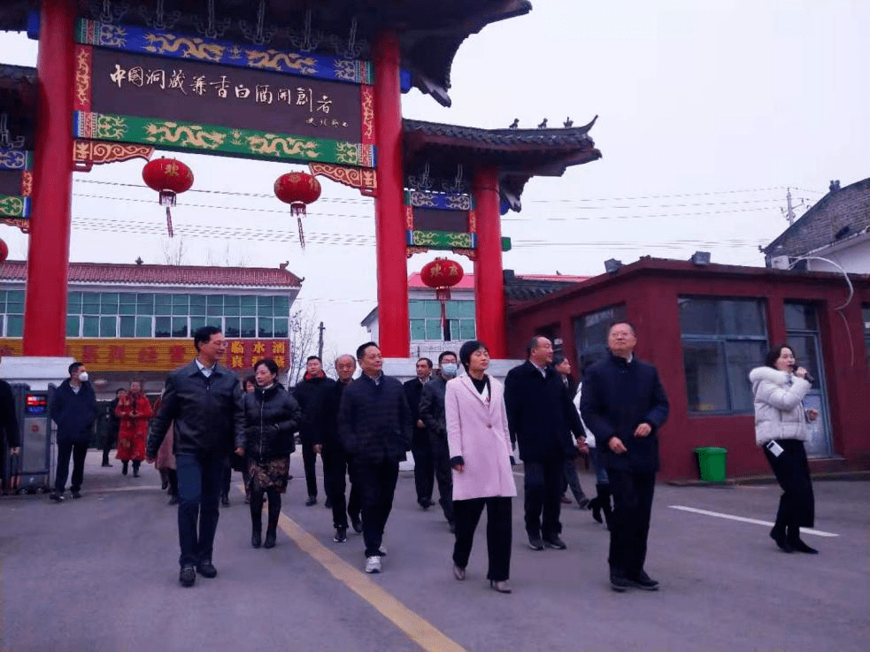 聚焦:近70位六安市人大代表参观调研临水酒厂_霍邱县