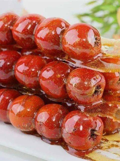 冬天里的第一串冰糖葫芦 sugar-coated haws 在寒冷的冬日里, 糖葫芦