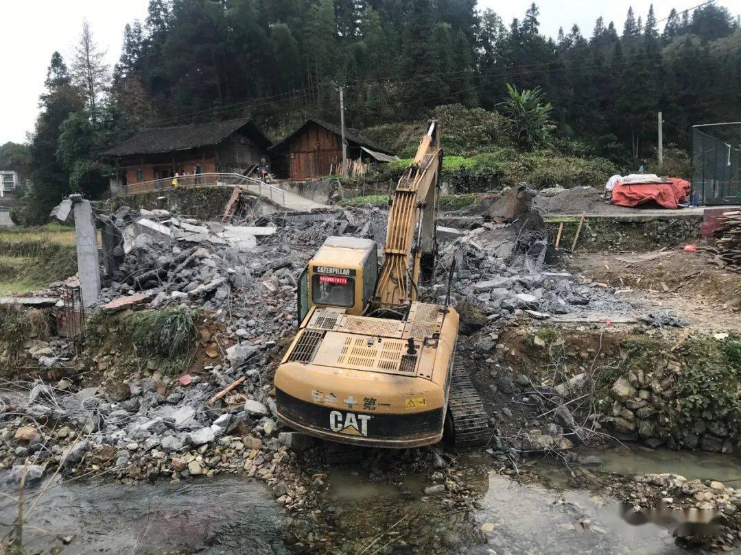 邦洞街道重拳出击坚决拆除侵占耕地违建