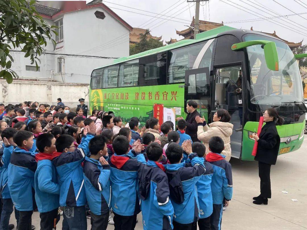 流动书香 共享阅读 | 宜图流动图书车进校园活动持续进行中_宜兴市
