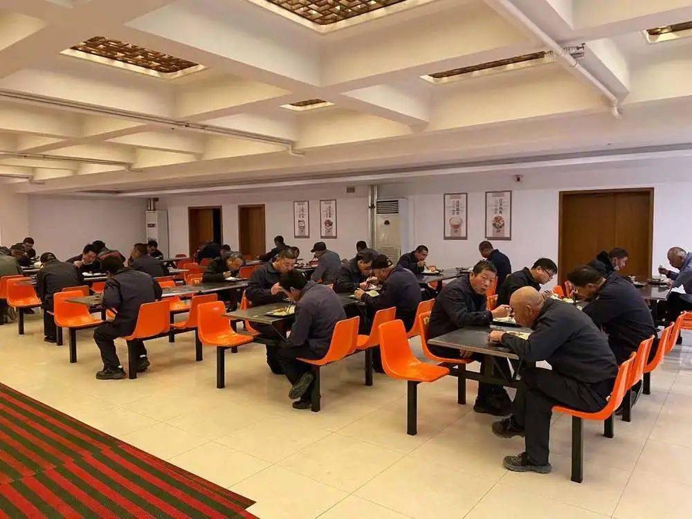关于疫情防控期间食堂用餐秩序的通知_须隔位