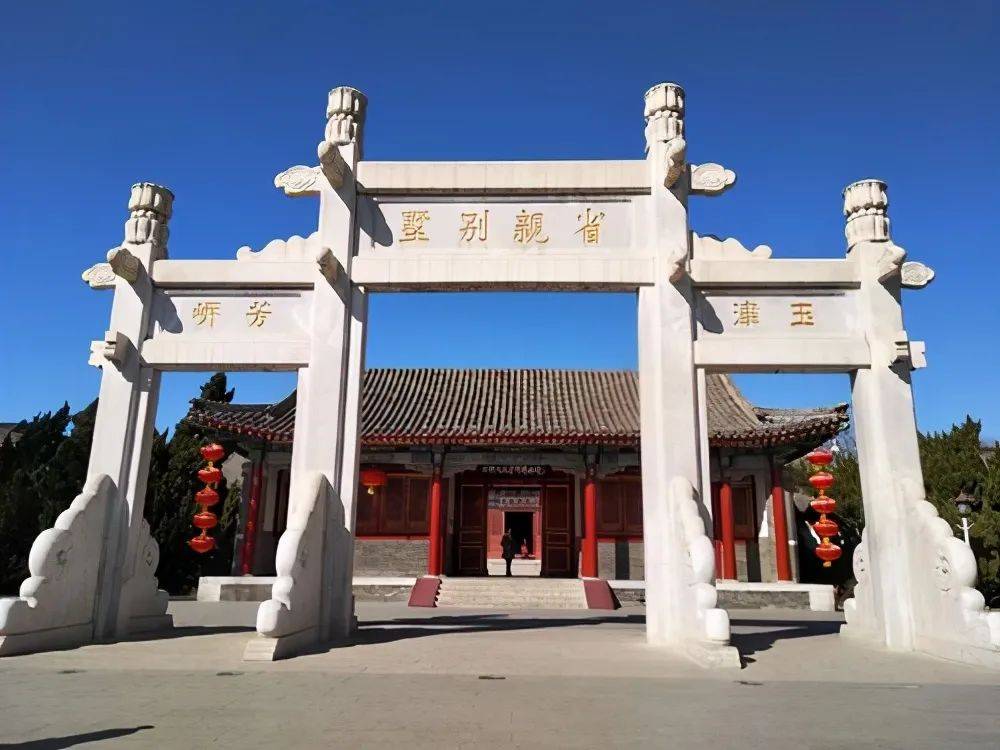 就在宁荣二府的北面偏西位置,也就是说,他稍稍有点偏荣国府这边一点