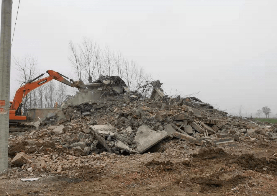据了解,该违法占地建筑位于周口市郸城县汲冢镇,违法占用基本农田382.
