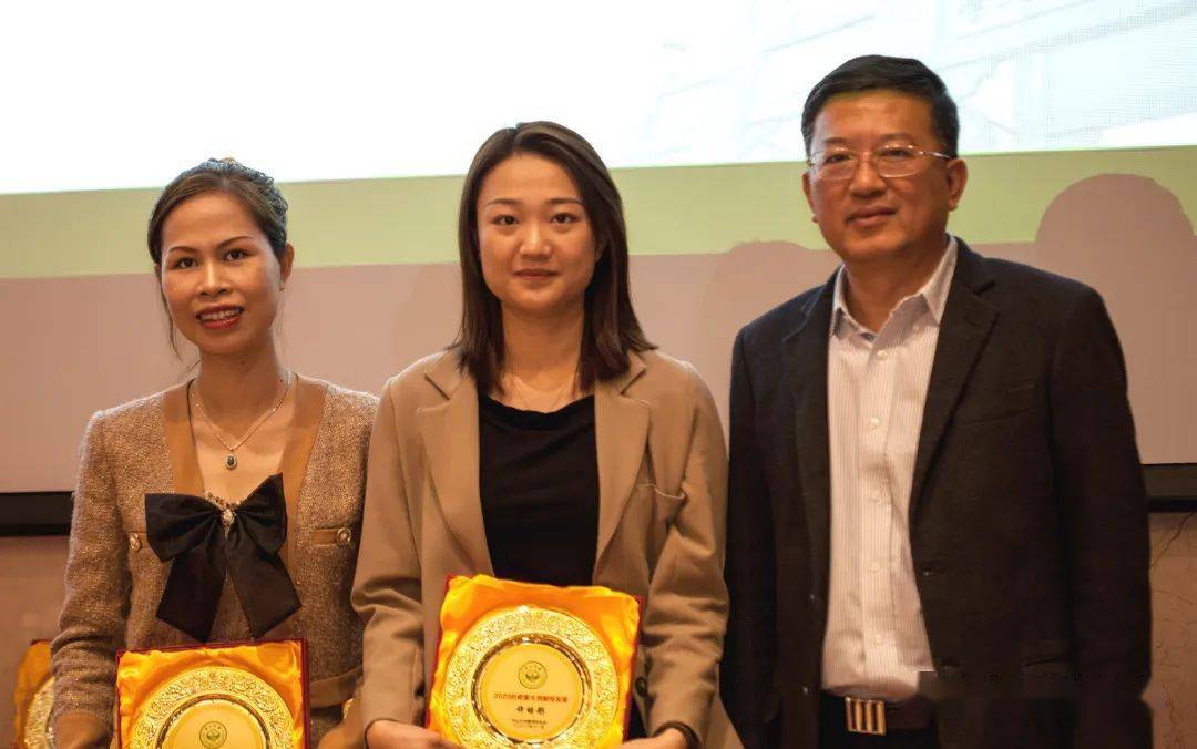 为陈培松,胡焕新,唐钟祥颁奖陈绍奇,陈俊合,陈俊凤为方伟忠,王忠青