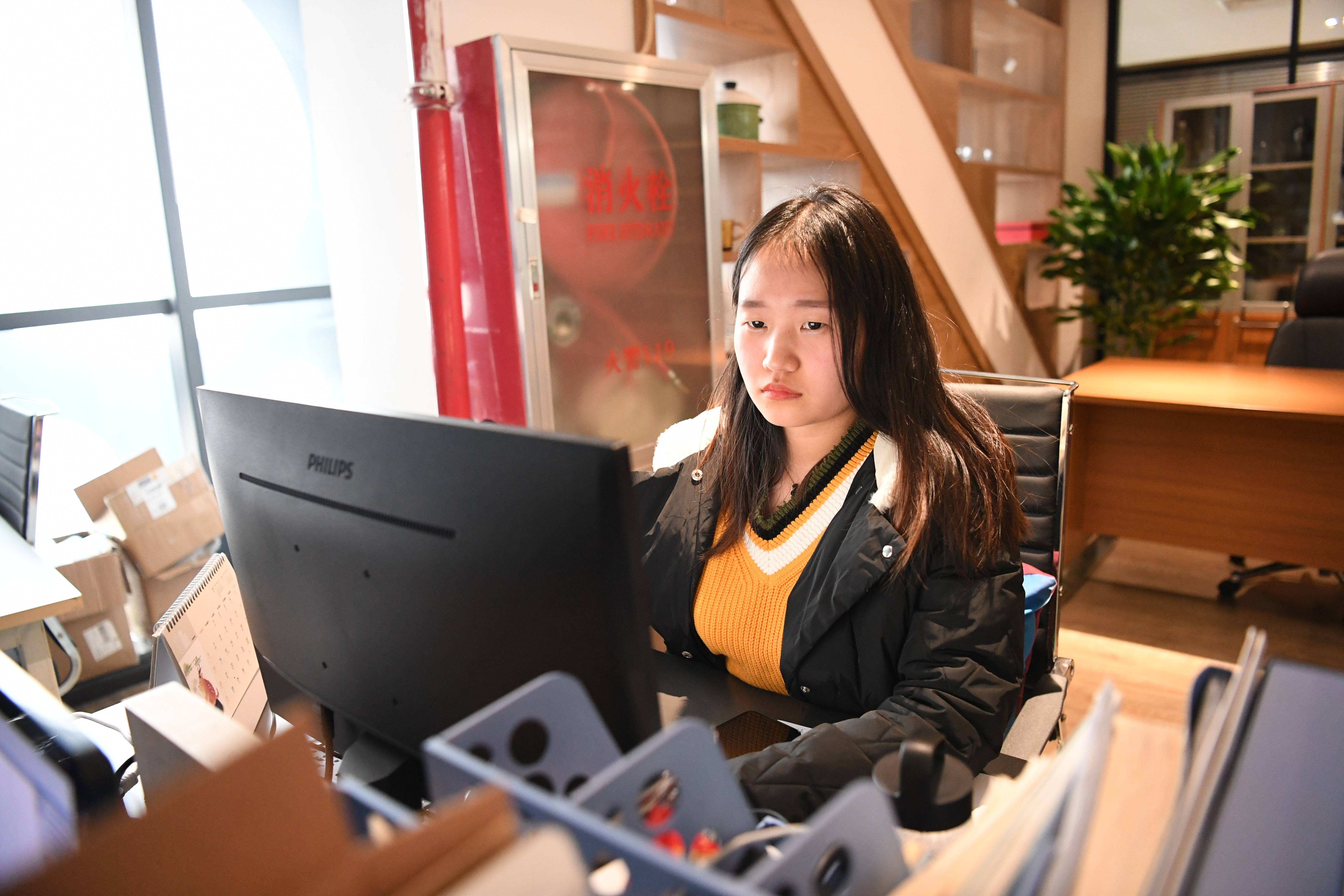 河北河间:工艺玻璃"触网"拓展市场