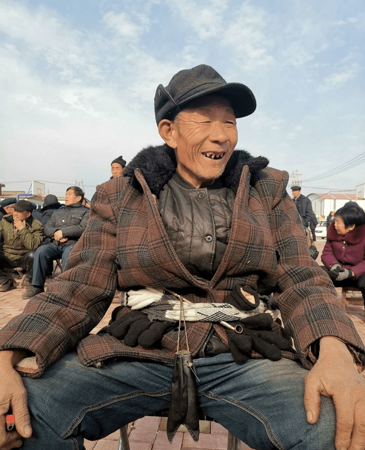 百相农民看村戏