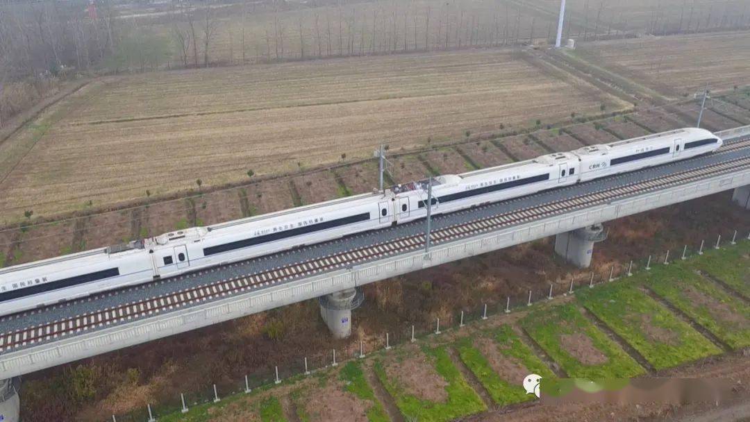 11点左右,和谐号g8273列车从淮安境内风驰电掣般驶入扬州"北大门"