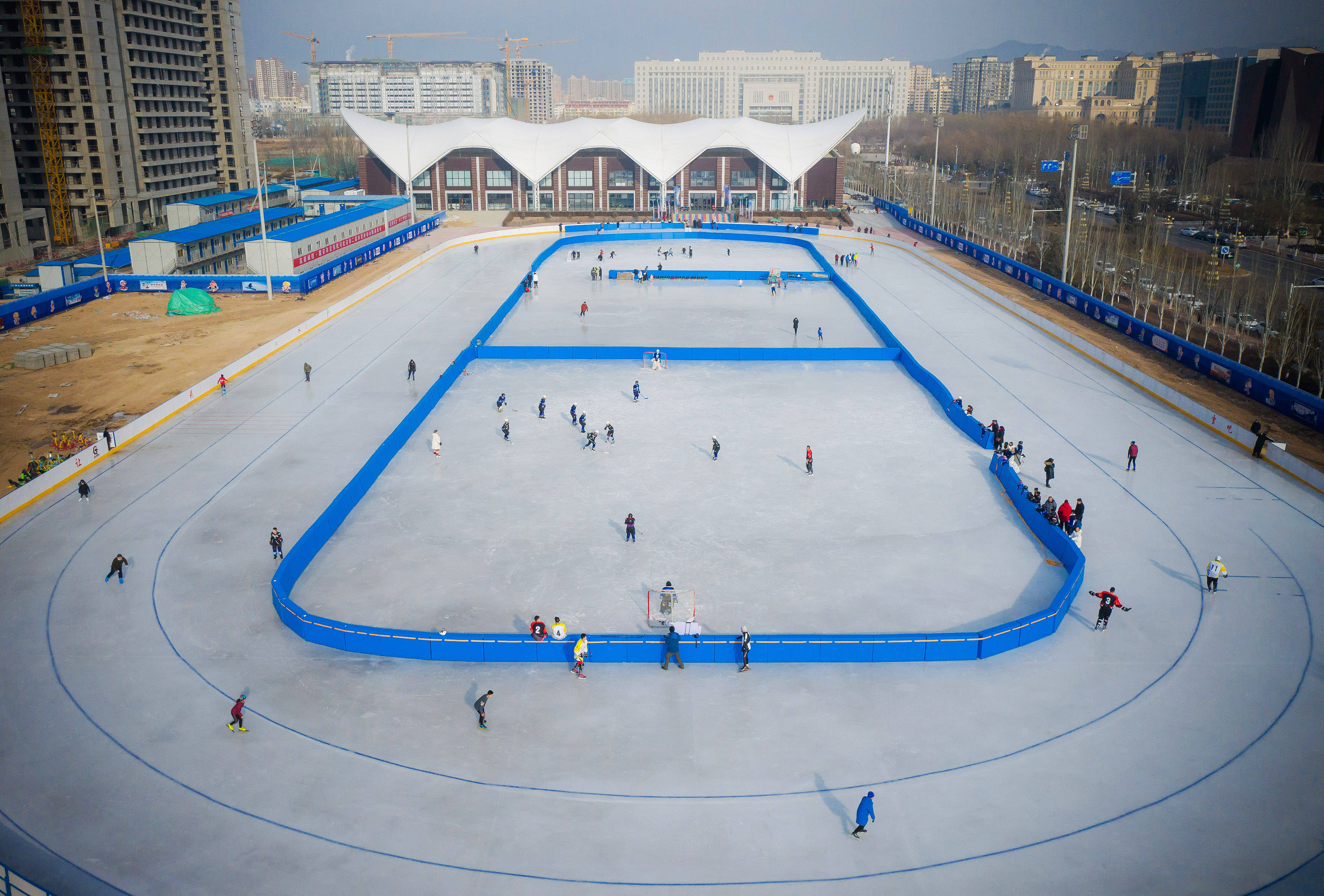 12月12日,人们在张家口经济开发区一滑冰场参加冰上运动(无人机照片)