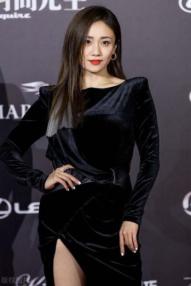 刘芸一袭黑色礼服出席时尚先生活动万千魅力惹人喜欢