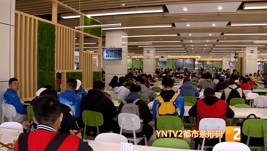 "中午12点,玉溪一中智慧食堂迎来高峰,在干净整洁的新餐厅里,学生们