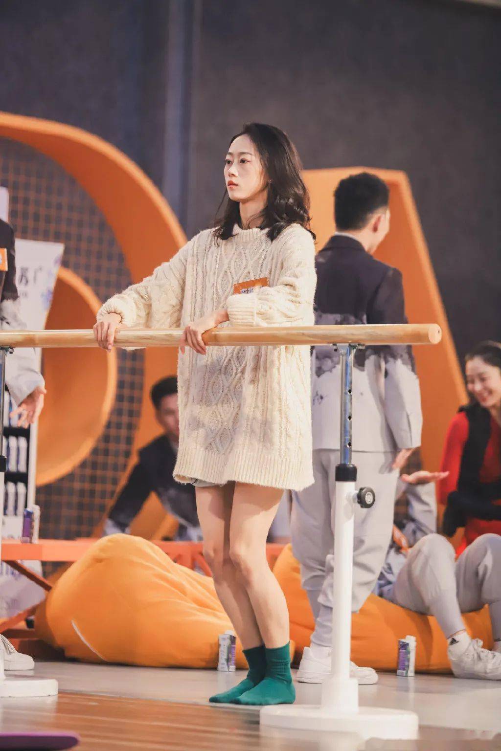 一会儿活动脚,一会儿掰掰腿,一个人也可以玩得很开心的李艳超,美艳超