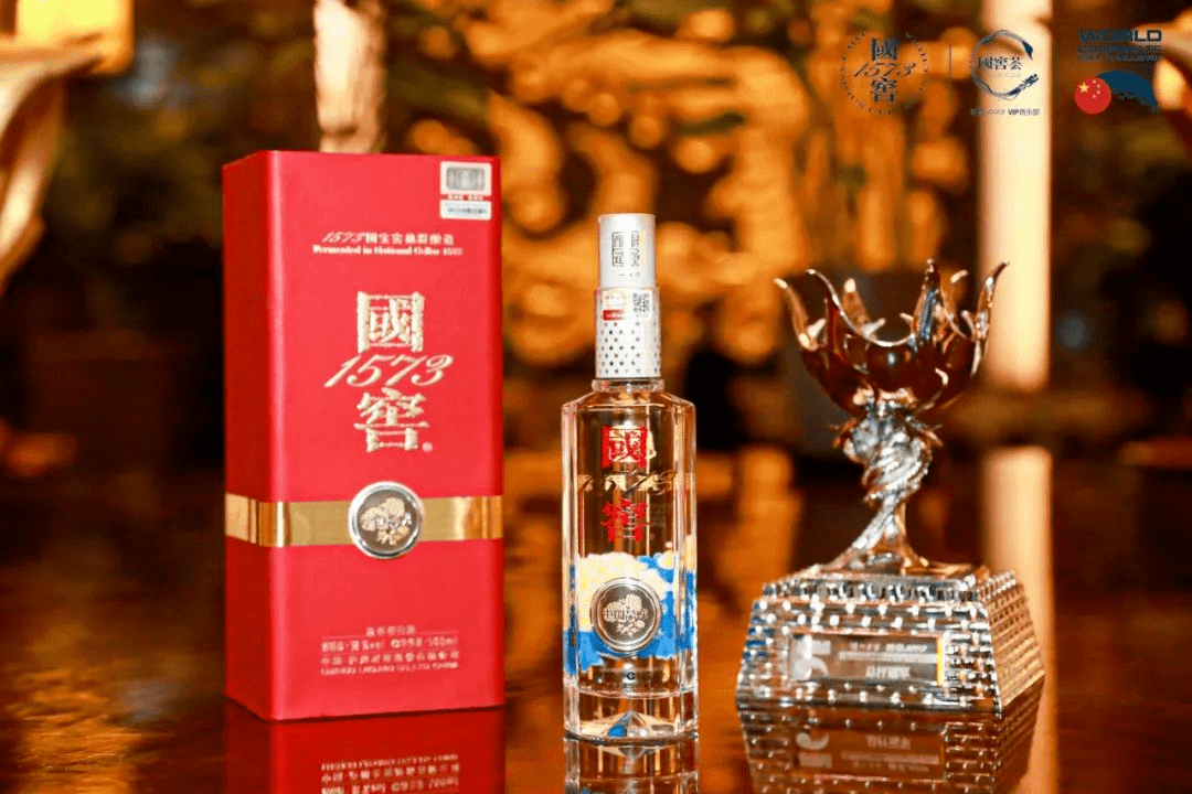 球雀跃式地穿梭于美酒飘香的球场,国窖荟会员们淡泊从容地回归于自然