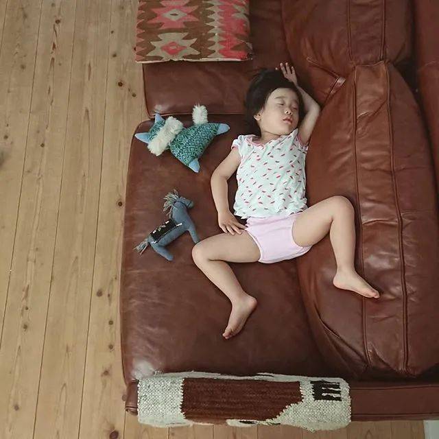 4岁小姑娘因灵魂睡姿爆红我竟然在她身上看见我爸的影子