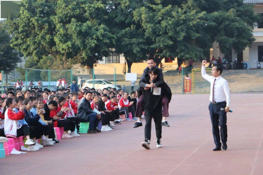 【高考备考】点燃激情,赢在高考--广西容县高中举行专题励志演讲报告