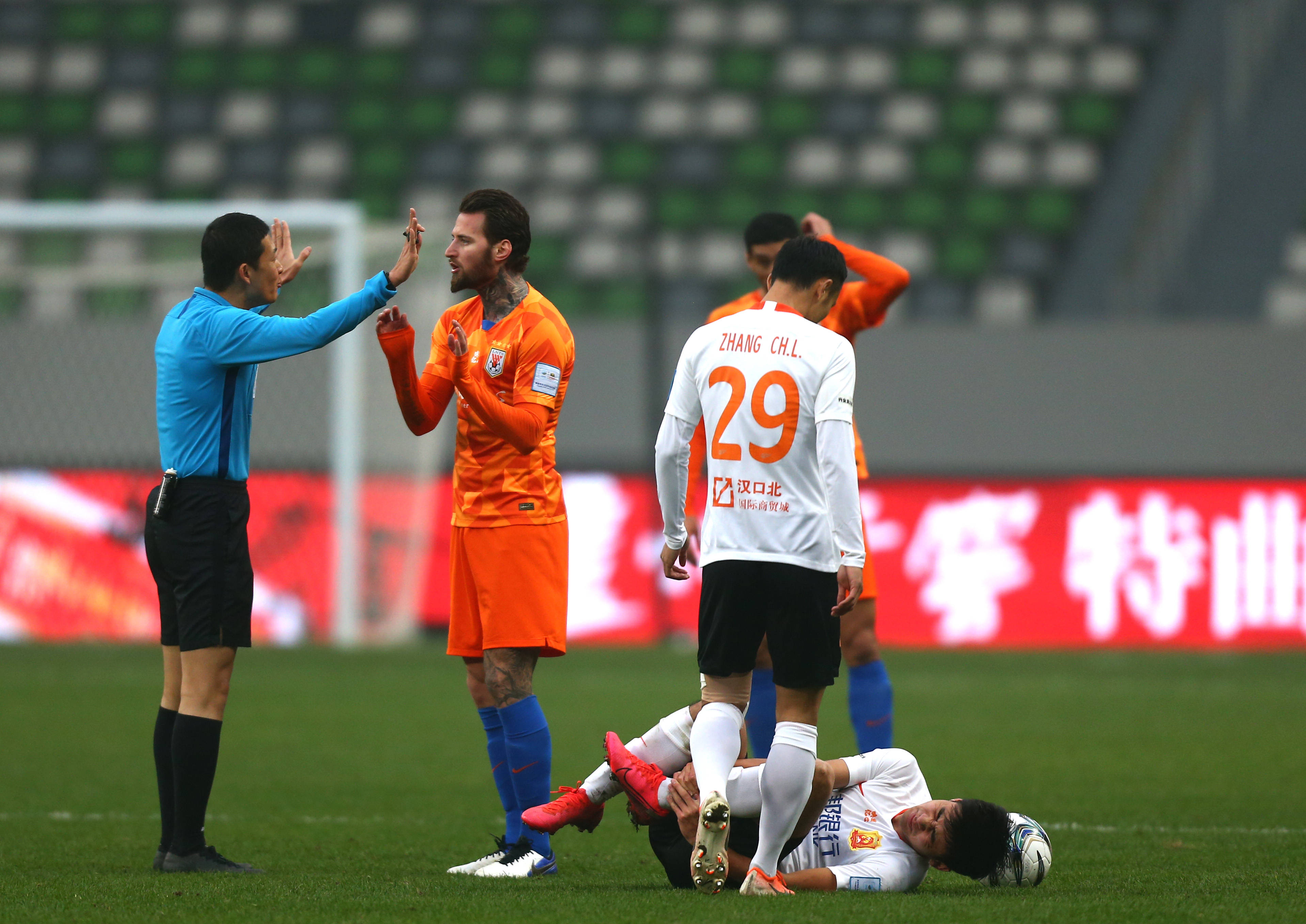 12月13日 12月13日,山东鲁能泰山队球员费莱尼(中)在进球后与队友庆祝