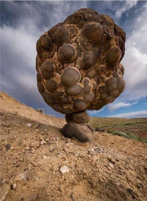 不可思议!这石头怎么立起来的?赶紧看看,看完太令人惊叹了!_岩石