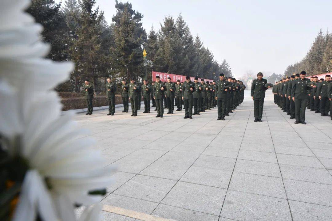 瞻仰,緬懷抗日民族英雄楊靖宇懷著崇敬的心情來到駐地楊靖宇烈士陵園