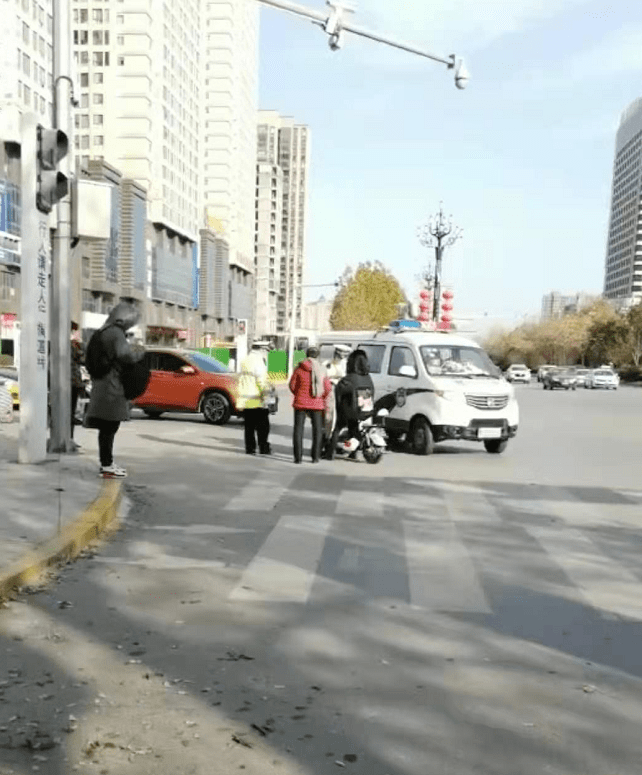 12月14日,渭南市三马路与西四路十字路口,交警在路上执法,严查骑电动