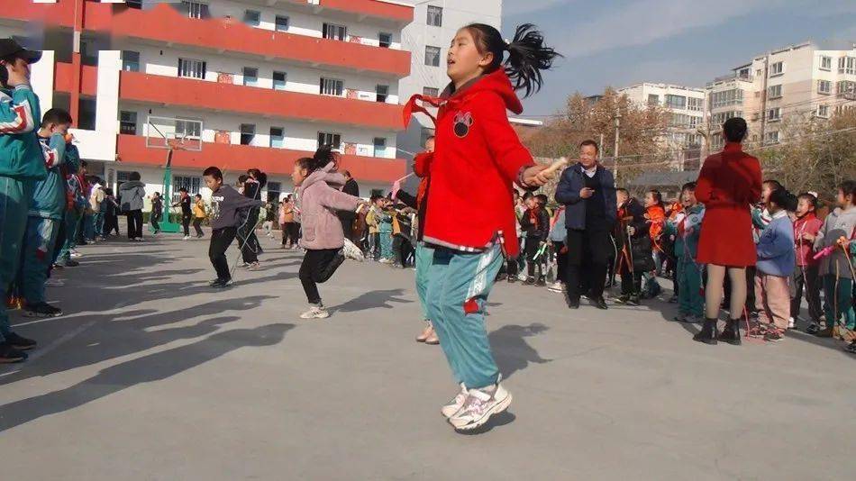 形成终身体育的良好意识与习惯,秦安县兴国镇第五小学于近日举行了"绳