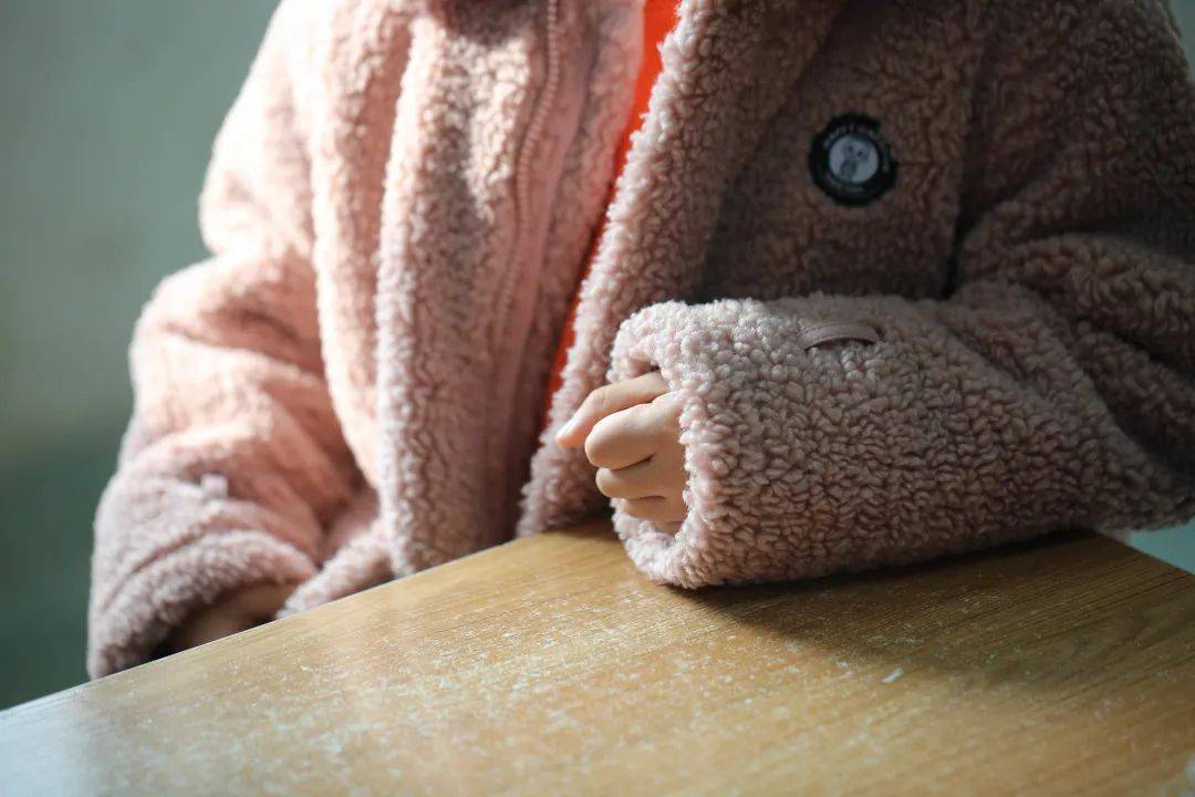 16岁少女个矮颈蹼鼻梁低脸上还长有很多黑痣去医院一查才发现